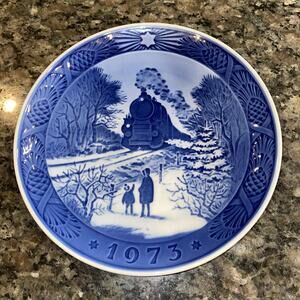 ROYAL COPENHAGEN 1973 Going Home for Christmas Collector Plate blue
